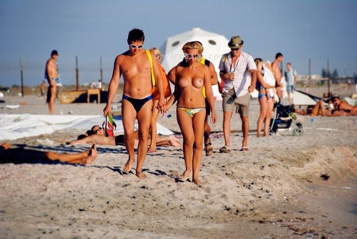 Девушки не стесняются своих тел, поэтому на пляже можно лицезреть их абсолютно без одежды