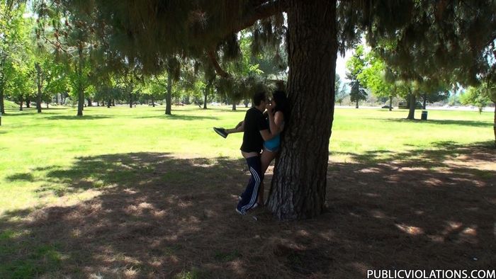 Жаркая парочка устроила потрахушки публично в парке у дерева