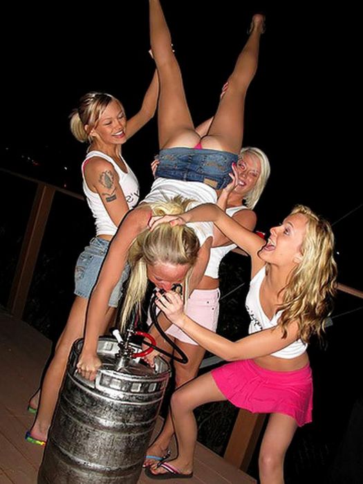 Четыре пьяные лесбиянки лекают письки друг дружке порно фото
